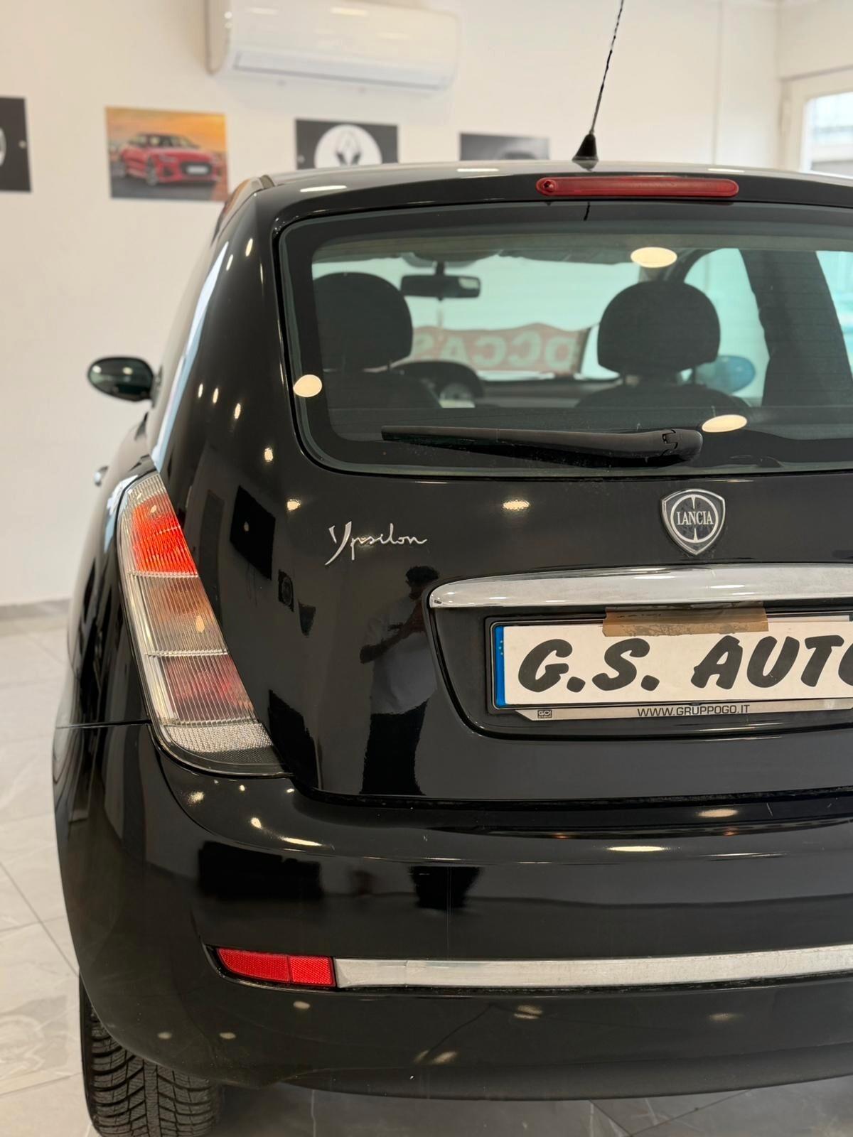 Lancia Ypsilon 1.3 MJT 75 CV Versus