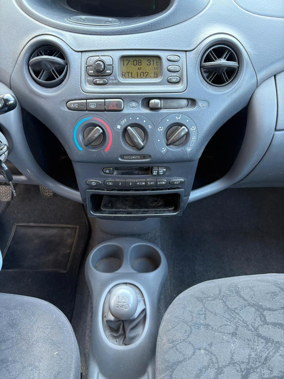 Toyota Yaris 1.0i 16V 5 porte NEOPATENTATI