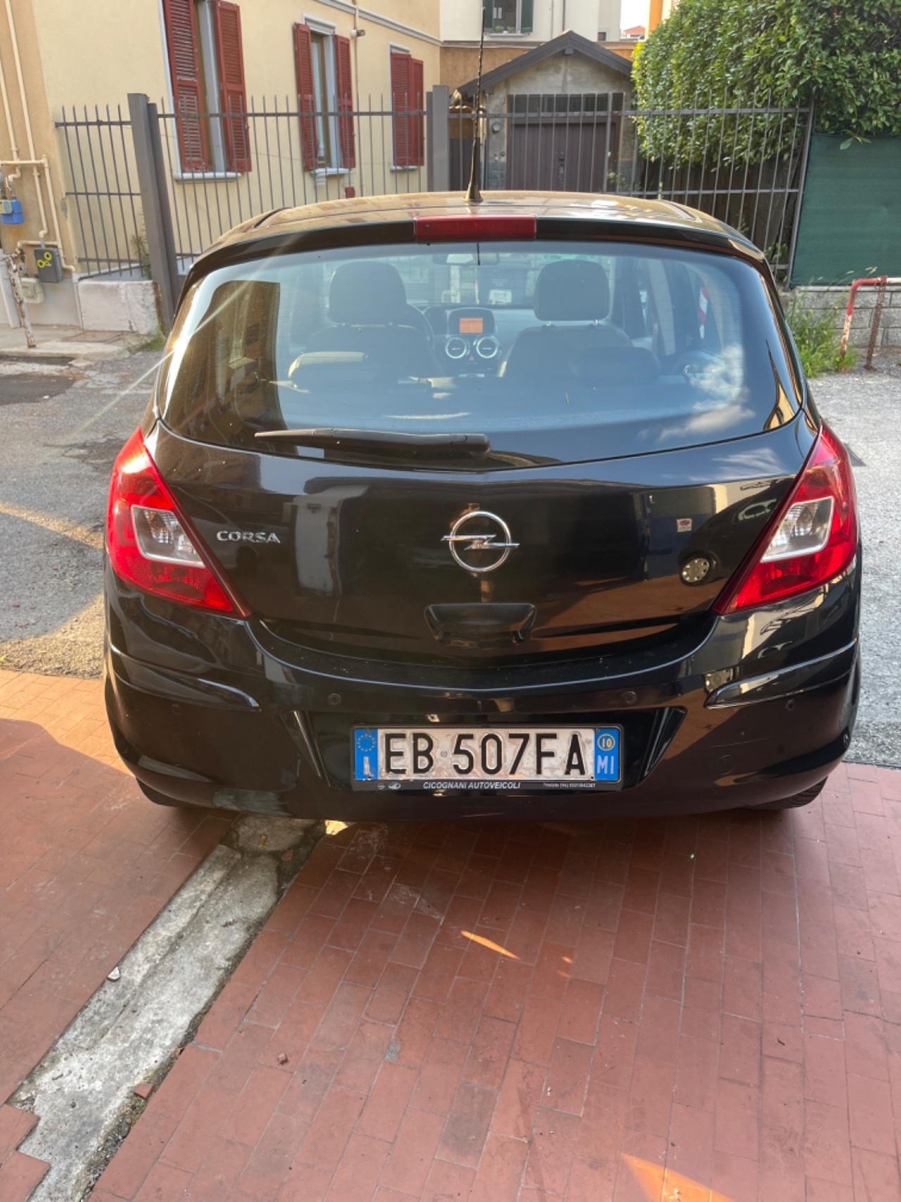 Opel Corsa 1.4 16V 5 porte Cosmo