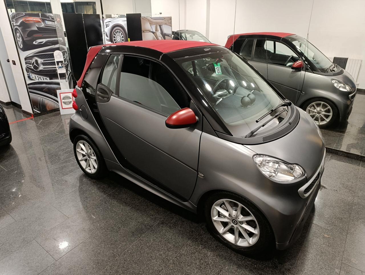 Smart ForTwo 1.0 71cv MHD cabrio passion Grey Opaco capote rossa