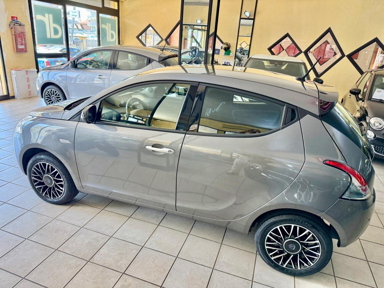 Lancia Ypsilon 1.0 Hybrid PLATINO