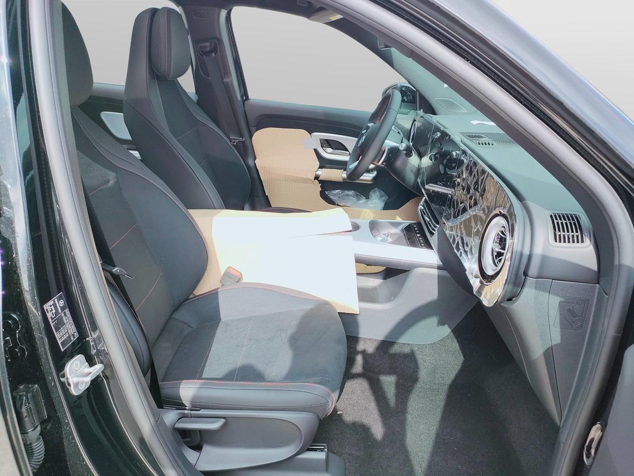 Mercedes-Benz GLB 250+ con tecnologia EQ