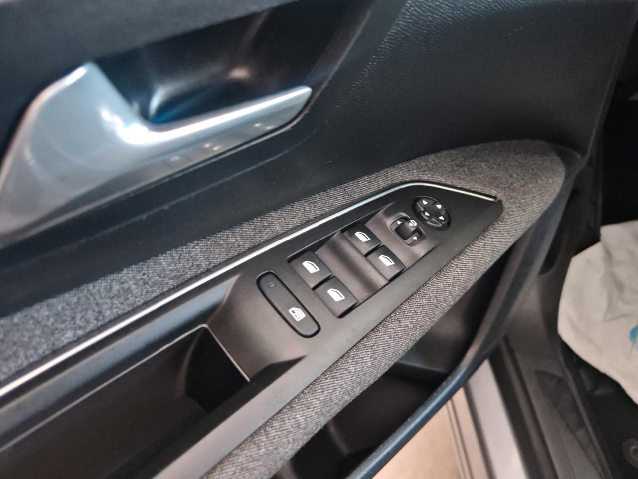 Peugeot 3008 1.5 130CV UNIPROPRIETARIO KM VERI GARANZIA 24 MESI OK NEOPATENTATI