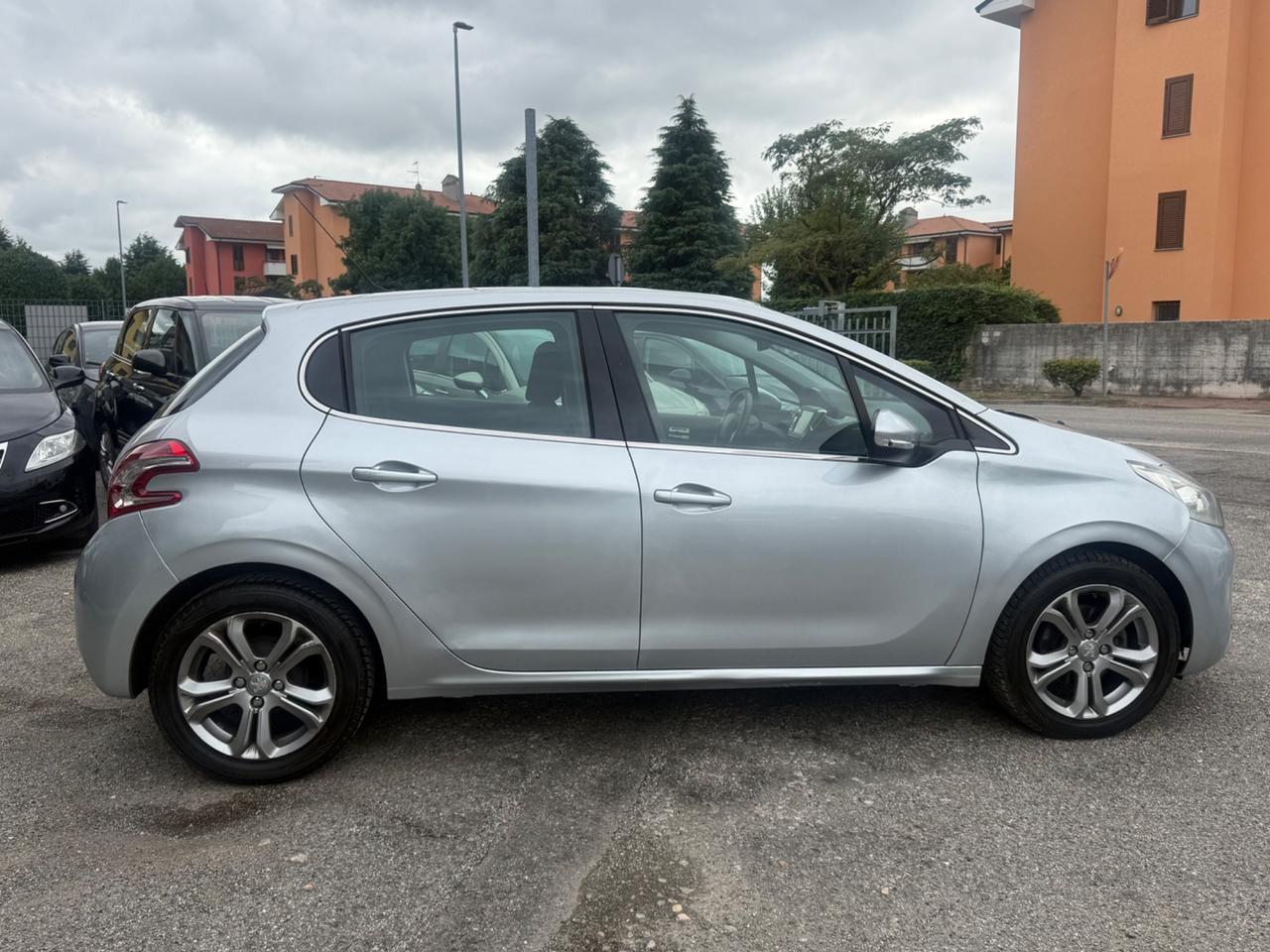 Peugeot 208 1.4 HDi 68 CV 5 porte Allure