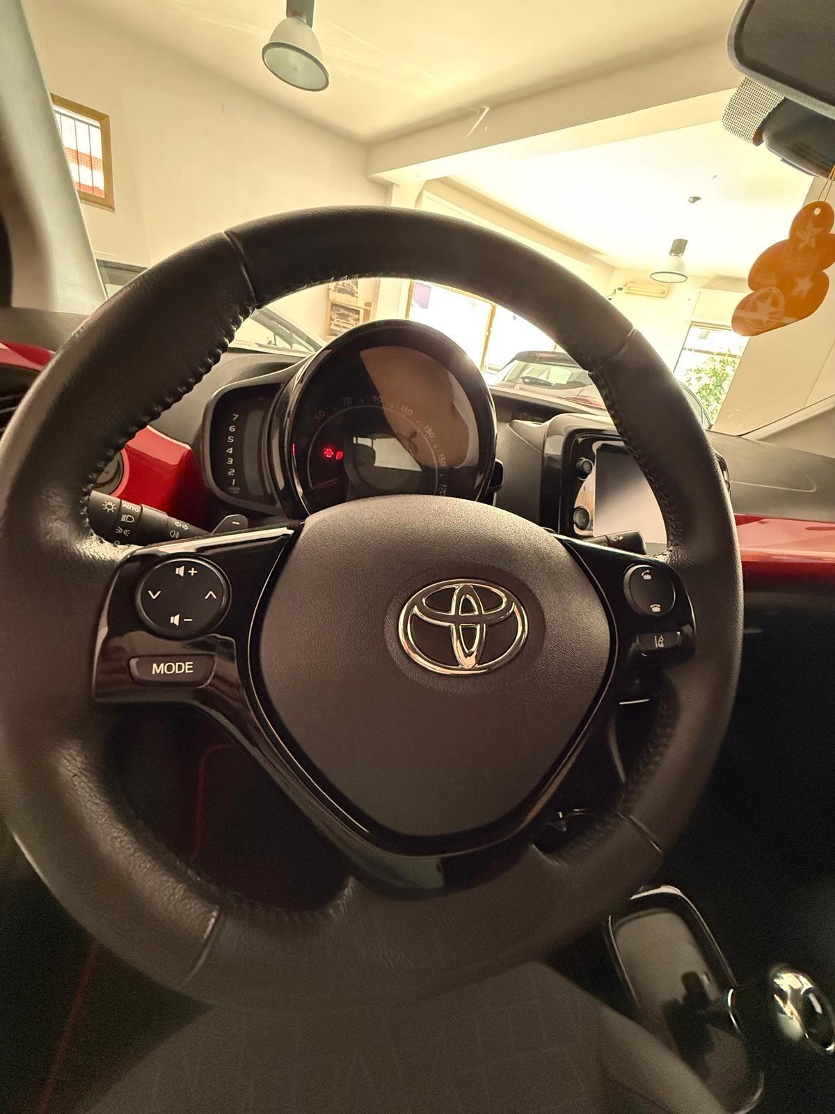 Toyota Aygo Connect 1.0 VVT-i 69 CV 5 porte x-play TSS