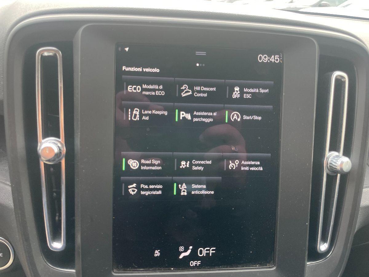 VOLVO - XC40 - T2 Momentum Core