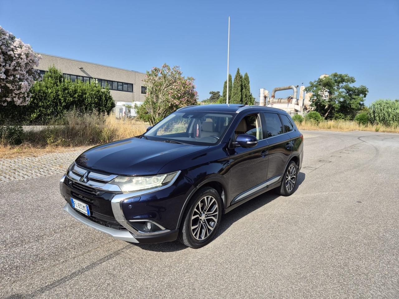 Mitsubishi Outlander 2.2 DI-D 4WD Instyle Plus SDA 7 posti