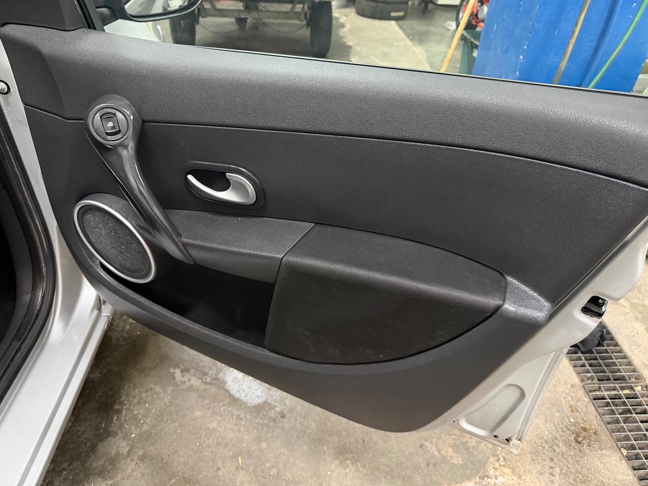 Renault Clio 1.2 16V 5 porte con gancio traino e carrello