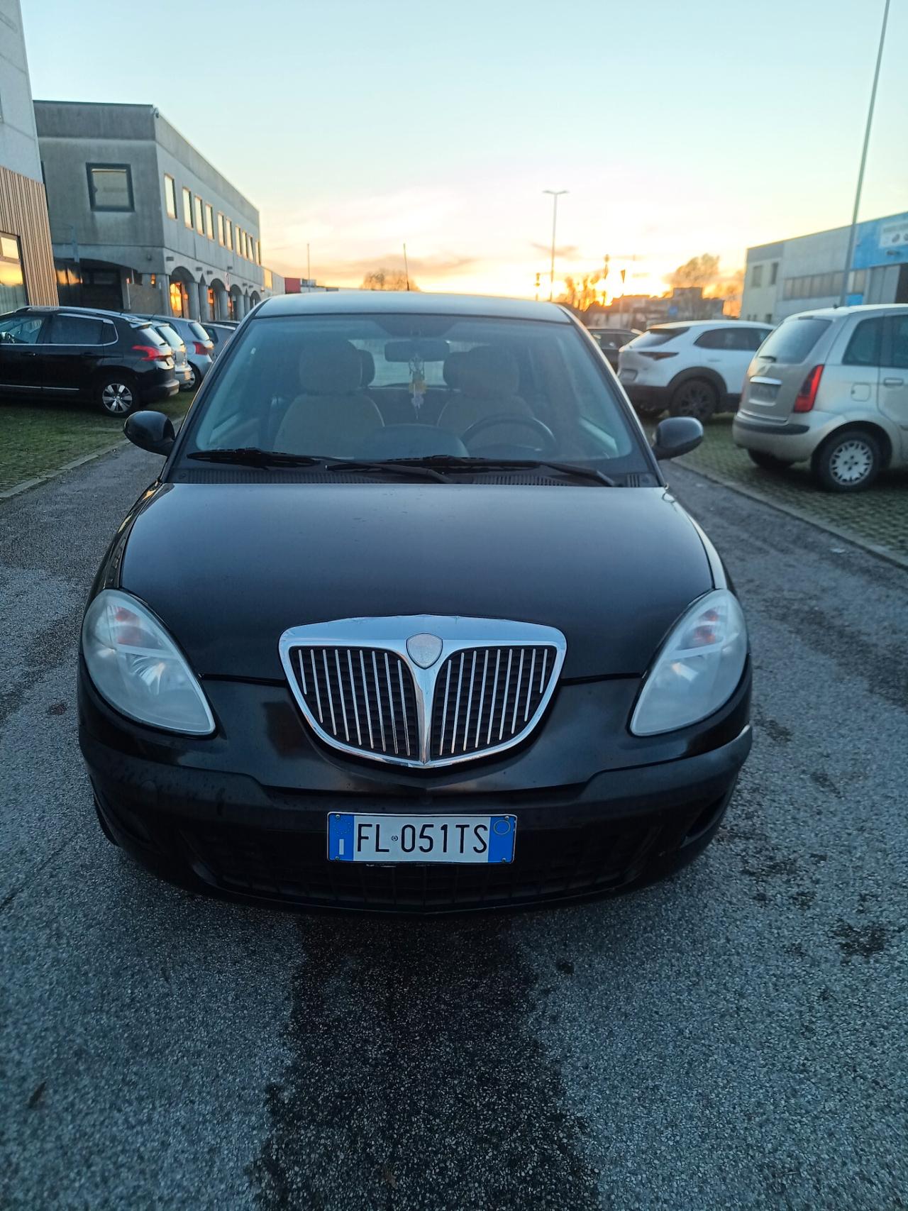 Lancia Ypsilon 1.2 69 CV Unyca
