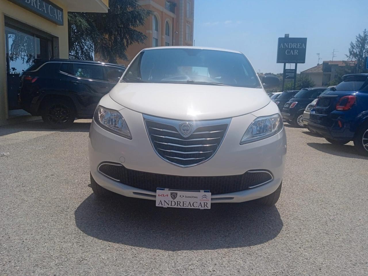 Lancia Ypsilon 0.9 TwinAir 85 CV 5 porte Metano Ecochic Silver