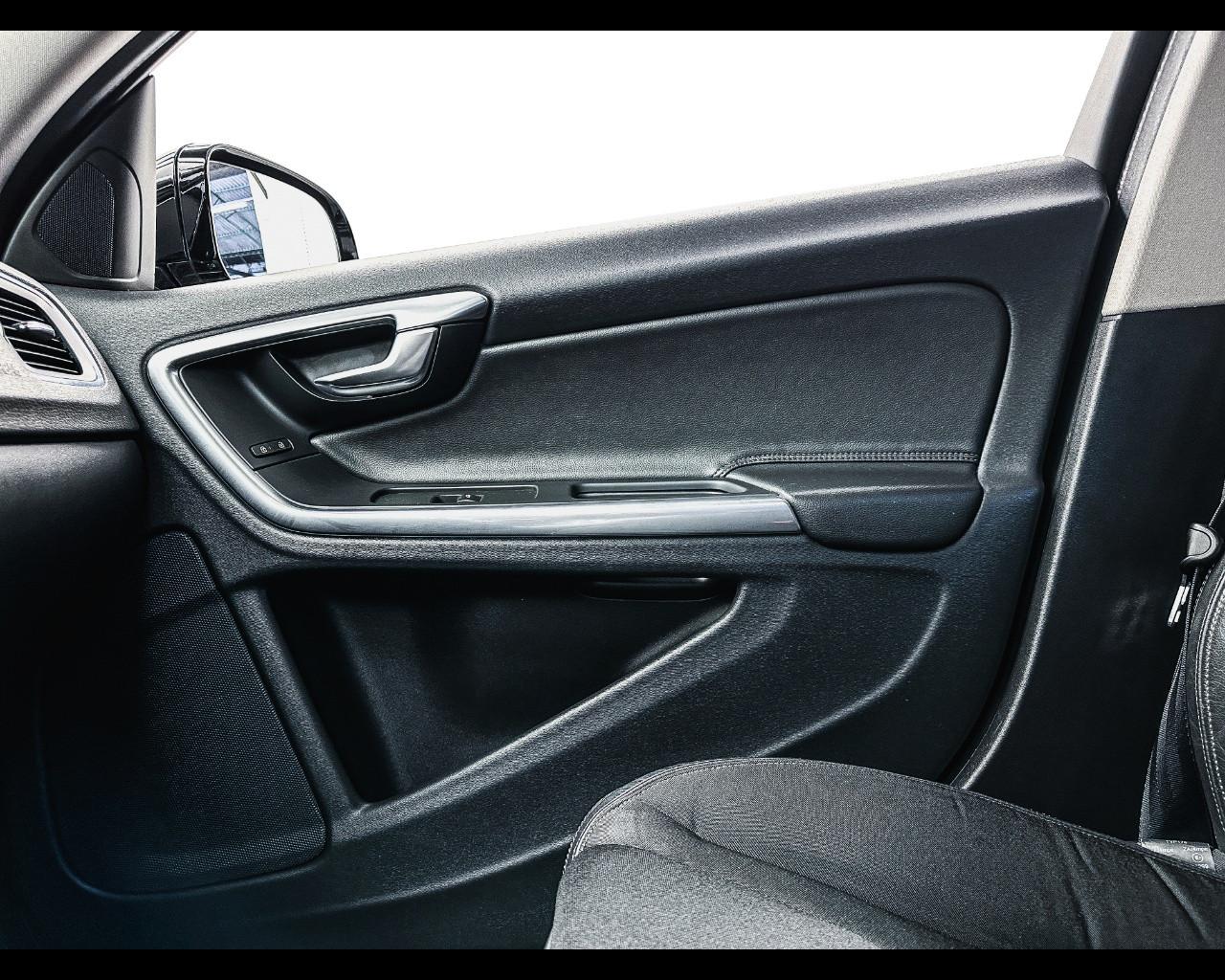 VOLVO V60 CC (2015-2018) - V60 Cross Country D3 Geartronic Busines