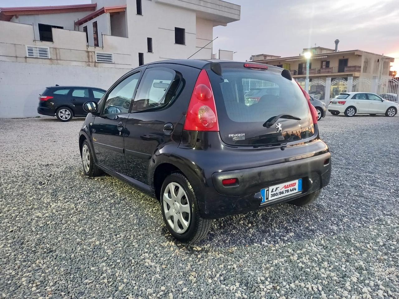 Peugeot 107 1.0 68CV 5p. Sweet Years navigatore