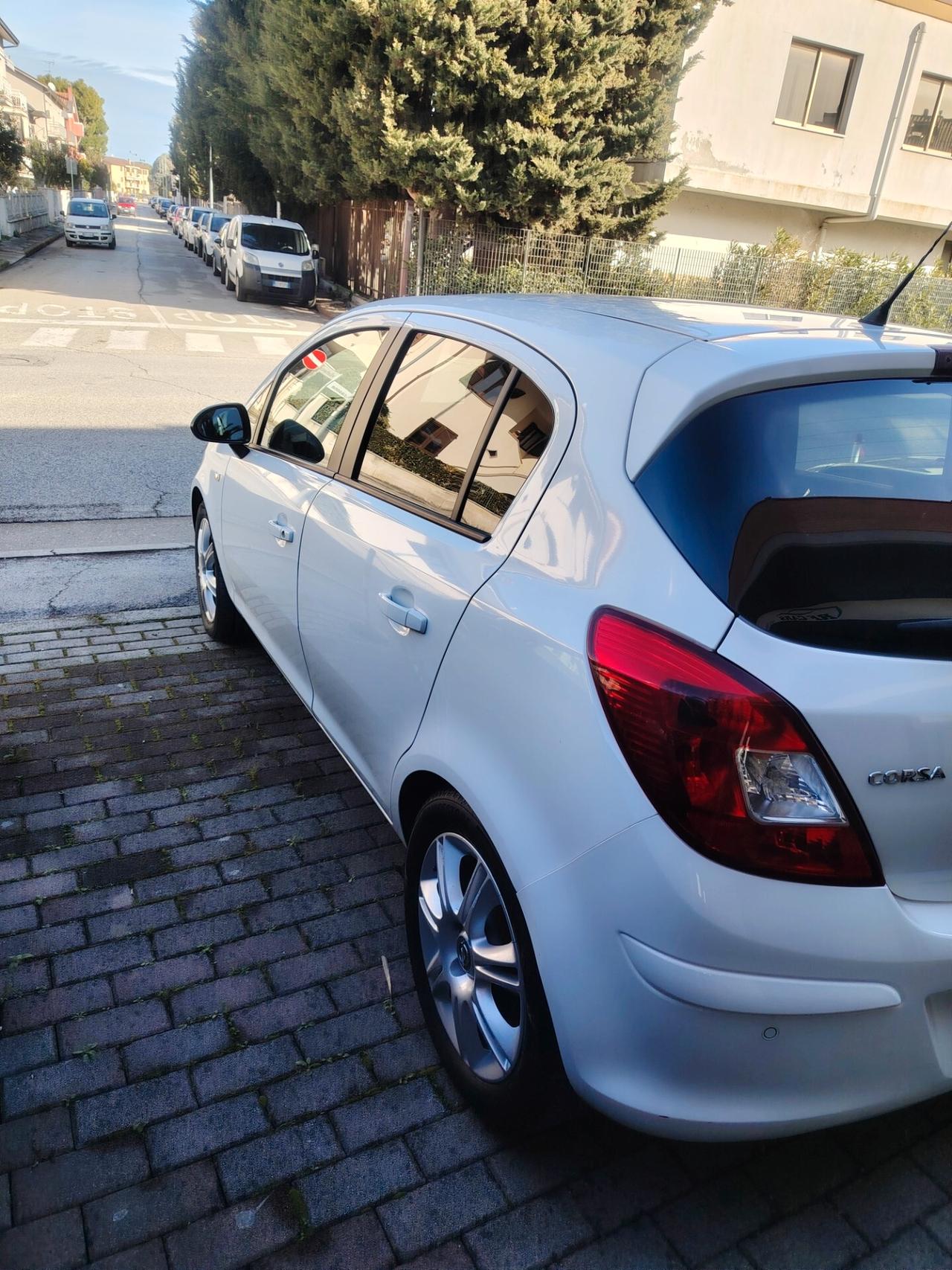Opel Corsa 1.2 5 porte Cosmo