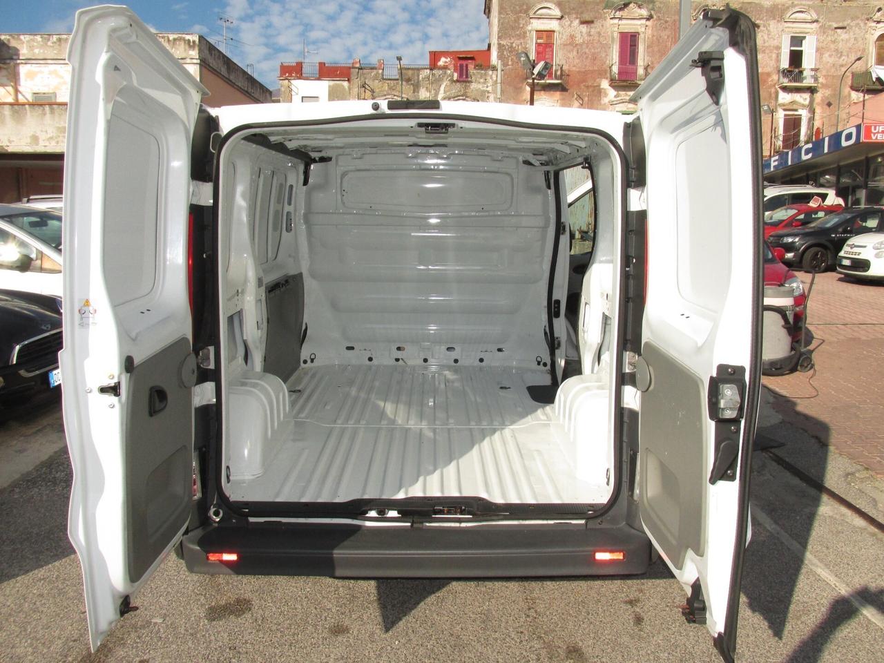 Nissan Primastar FURGONE CHIUSO CON 3 POSTI A SEDERE