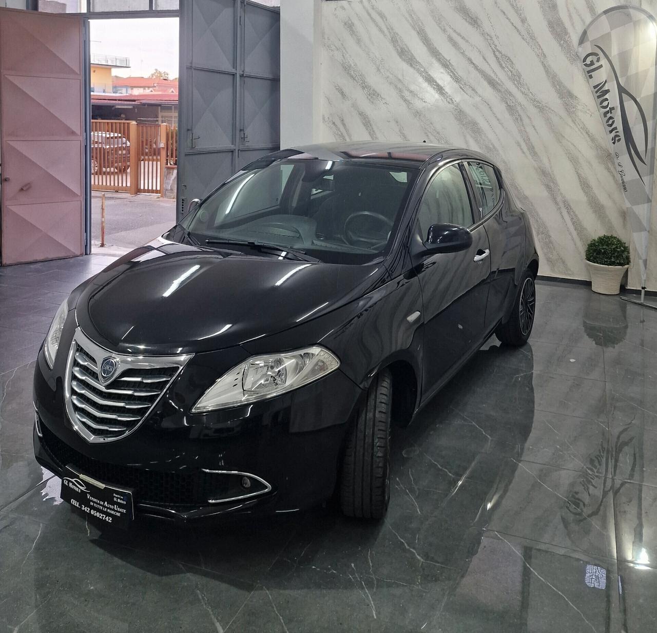 Lancia Ypsilon 1.2 69 CV 5 porte S&S Black&Red