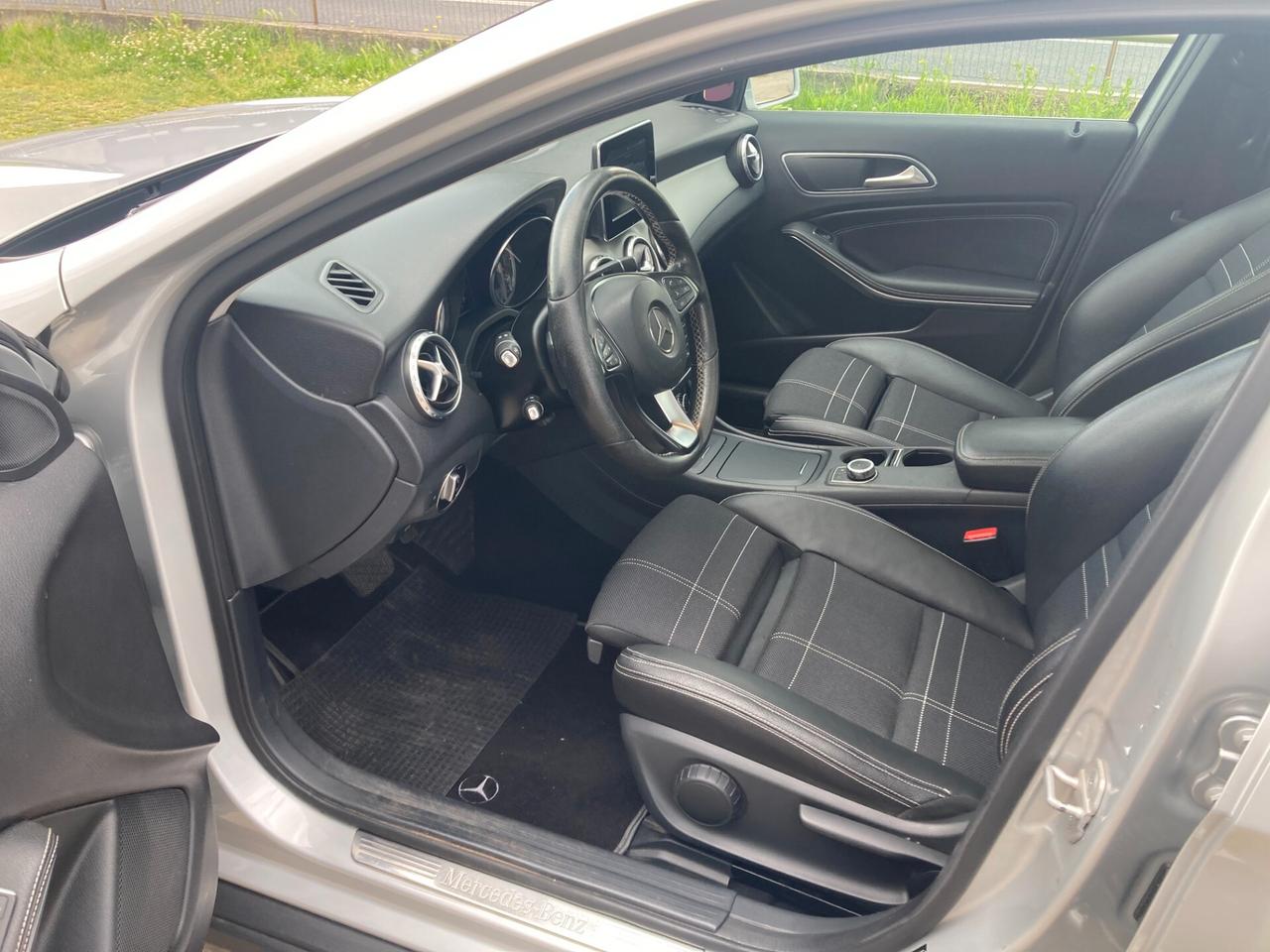 Mercedes-Benz GLA 200 Sport Automatica Panorama Cerchi X 18