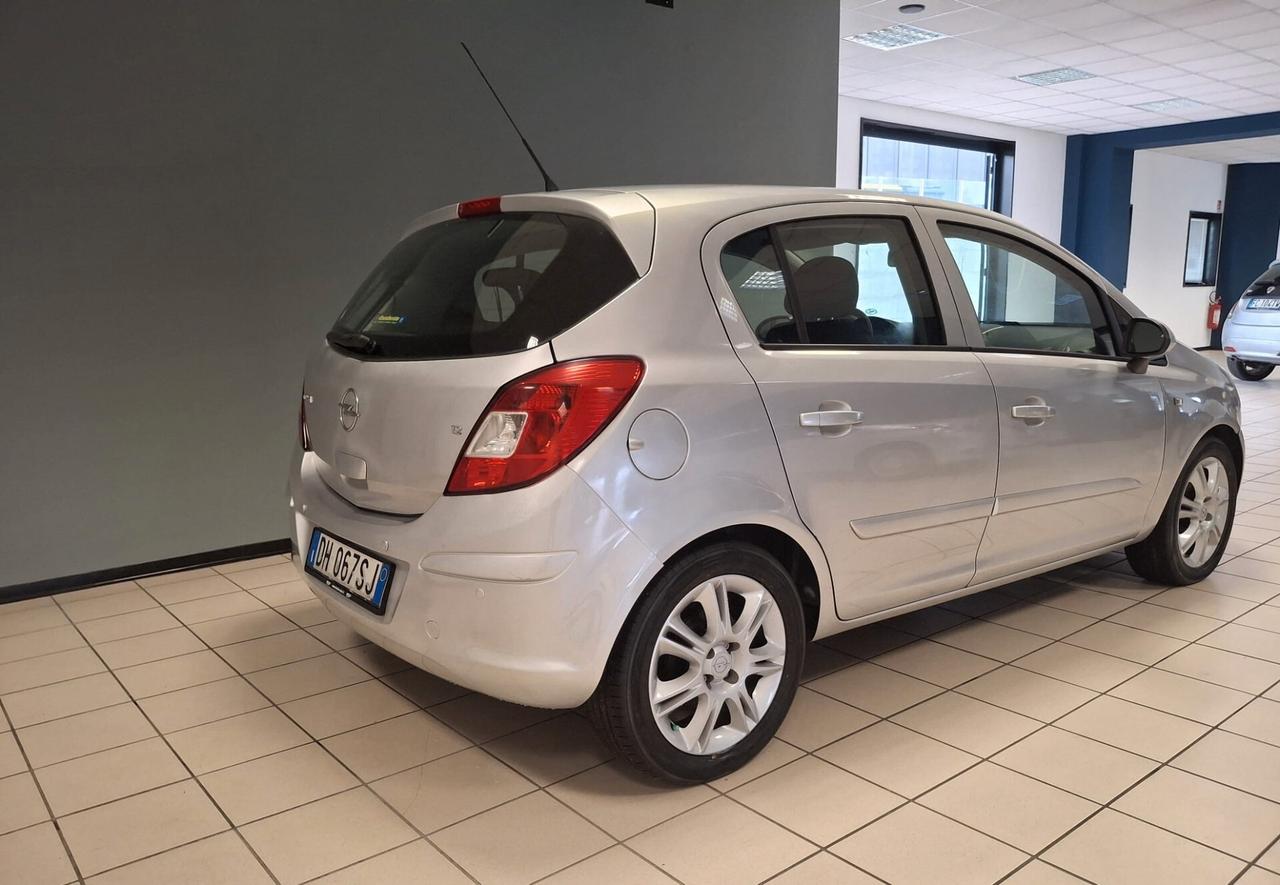 Opel Corsa 1.2 5 porte Cosmo