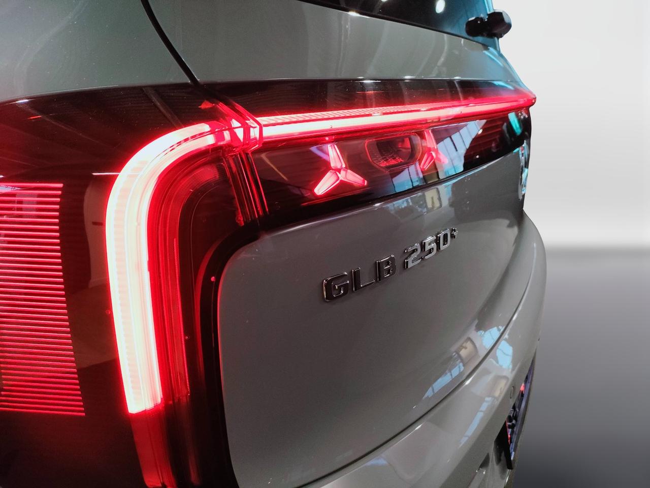 Mercedes-Benz GLB 250+ con tecnologia EQ