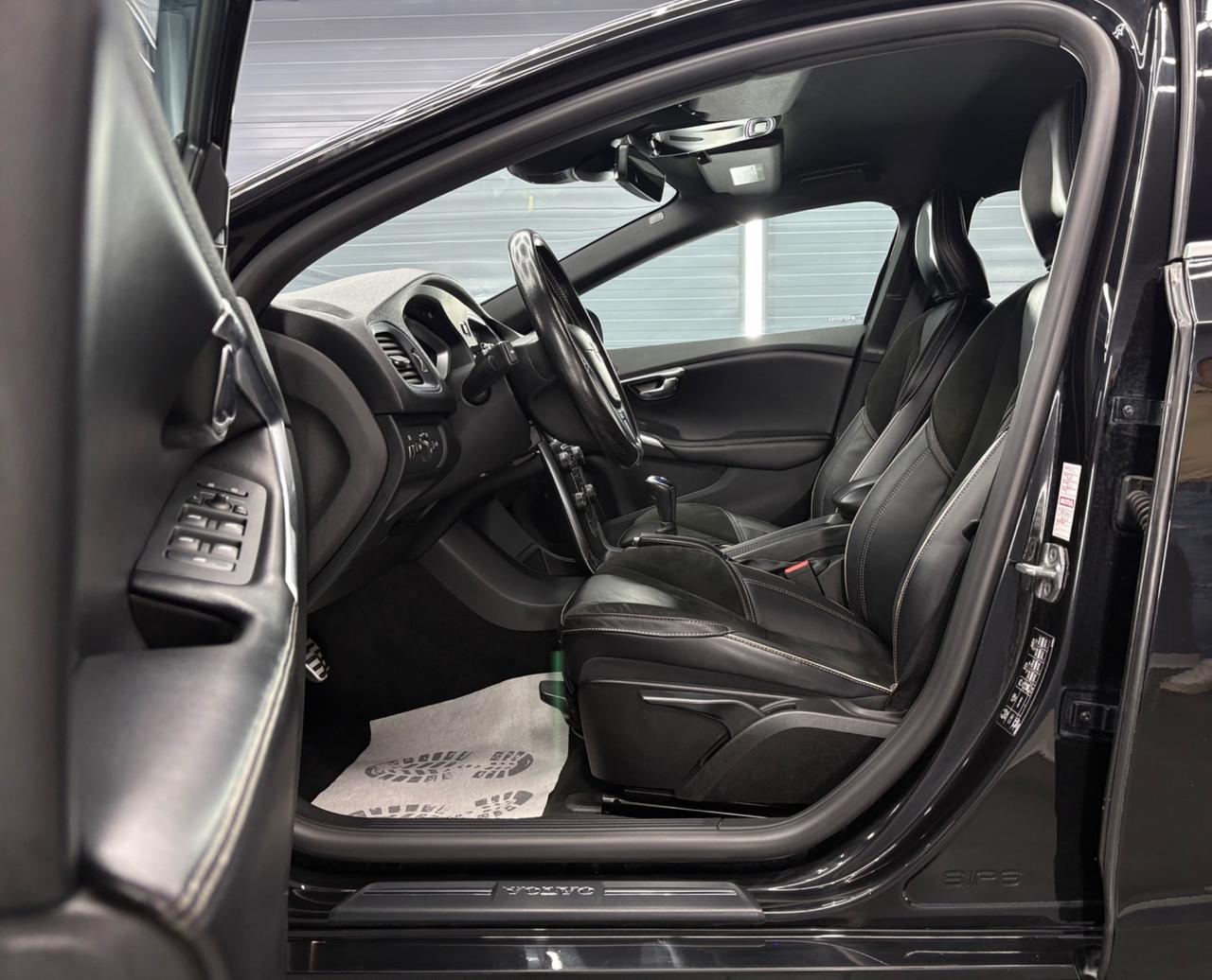 Volvo V40 D4 R-design Momentum