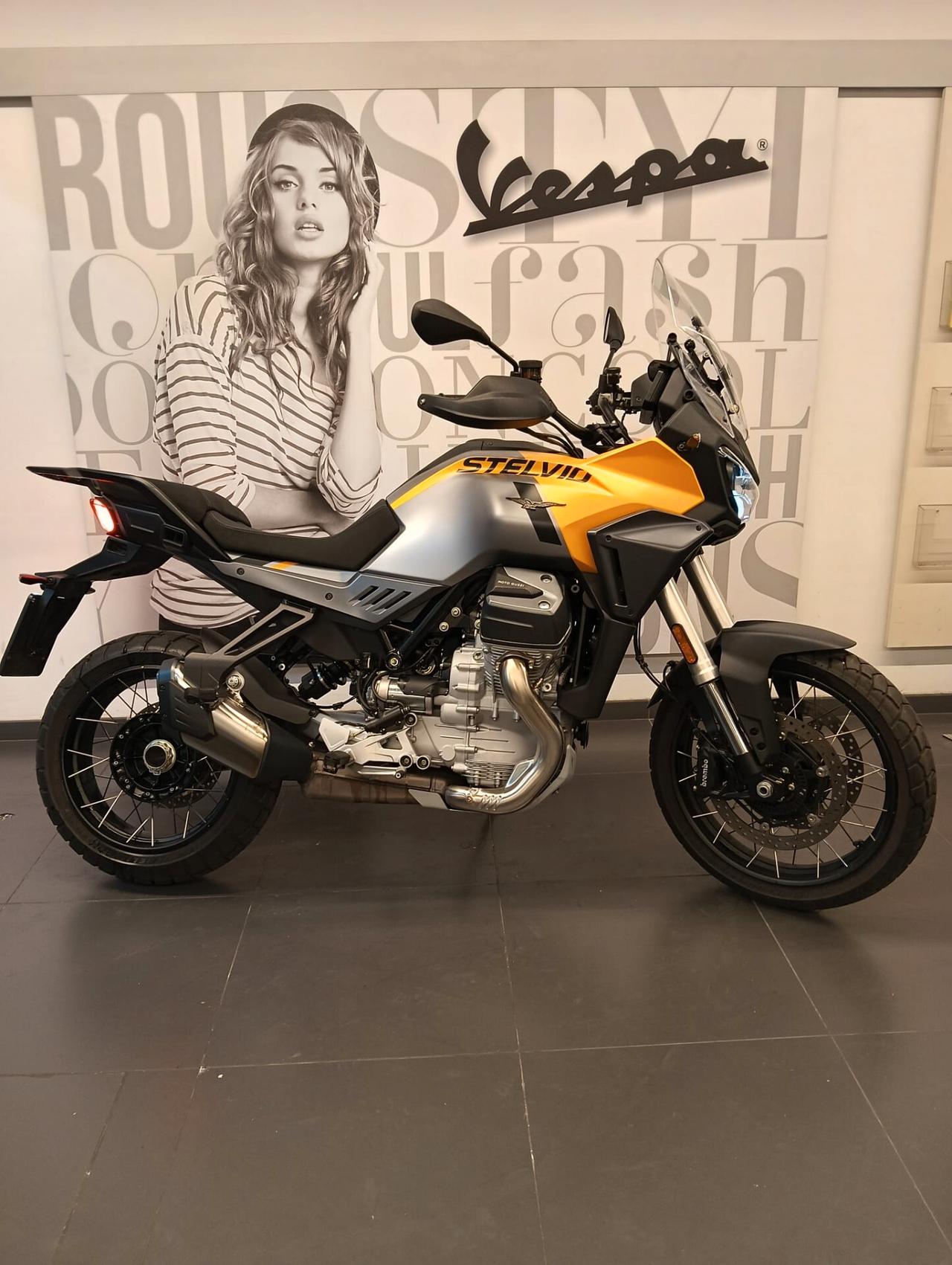 Moto Guzzi Stelvio giallo savana