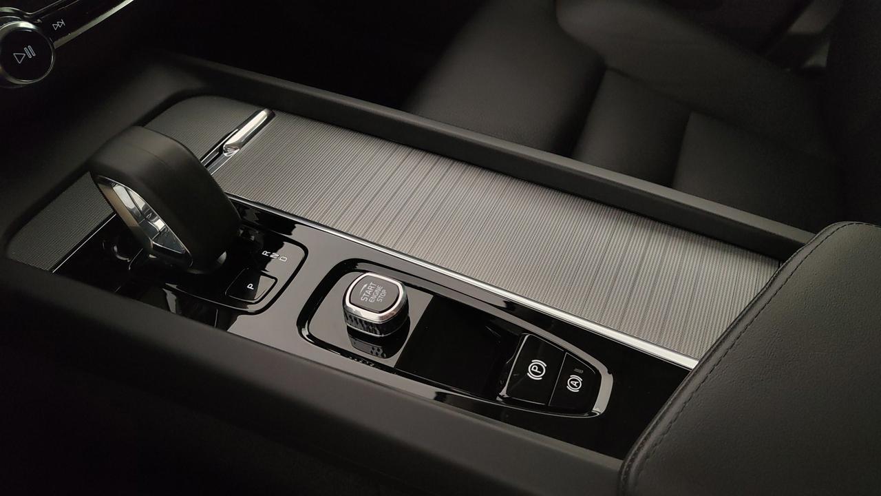 VOLVO XC60 2.0 b4 Plus Dark auto