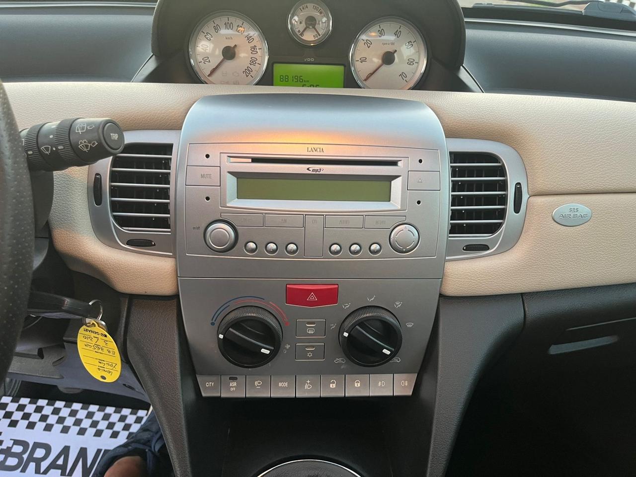Lancia Ypsilon 1.3 MJT 75 CV Versus Unipro 2010