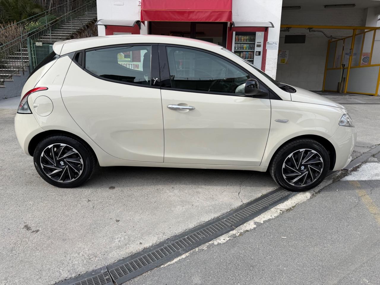 LANCIA YPSILON 1.2 NEOPATENTATI KM 26 MILA !!!
