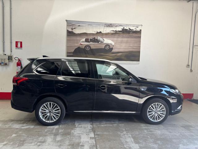 MITSUBISHI Outlander 2.4 MIVEC 4WD PHEV Instyle Plus SDA