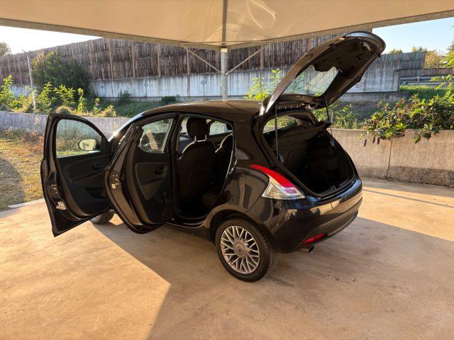 LANCIA Ypsilon 1.2 69 CV 5 porte Silver OK NEOPATENTATI