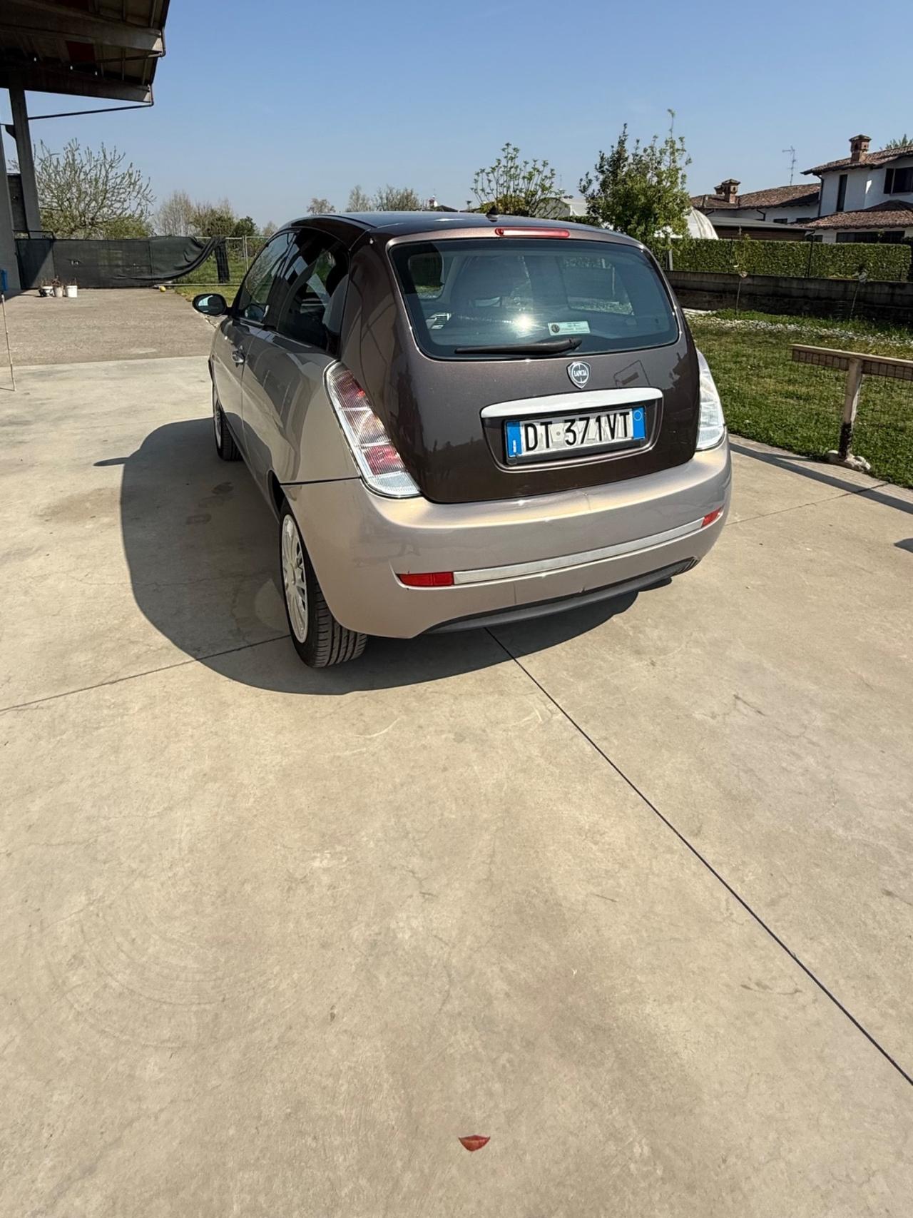 Lancia Ypsilon 1.3 MJT 75 CV Versus