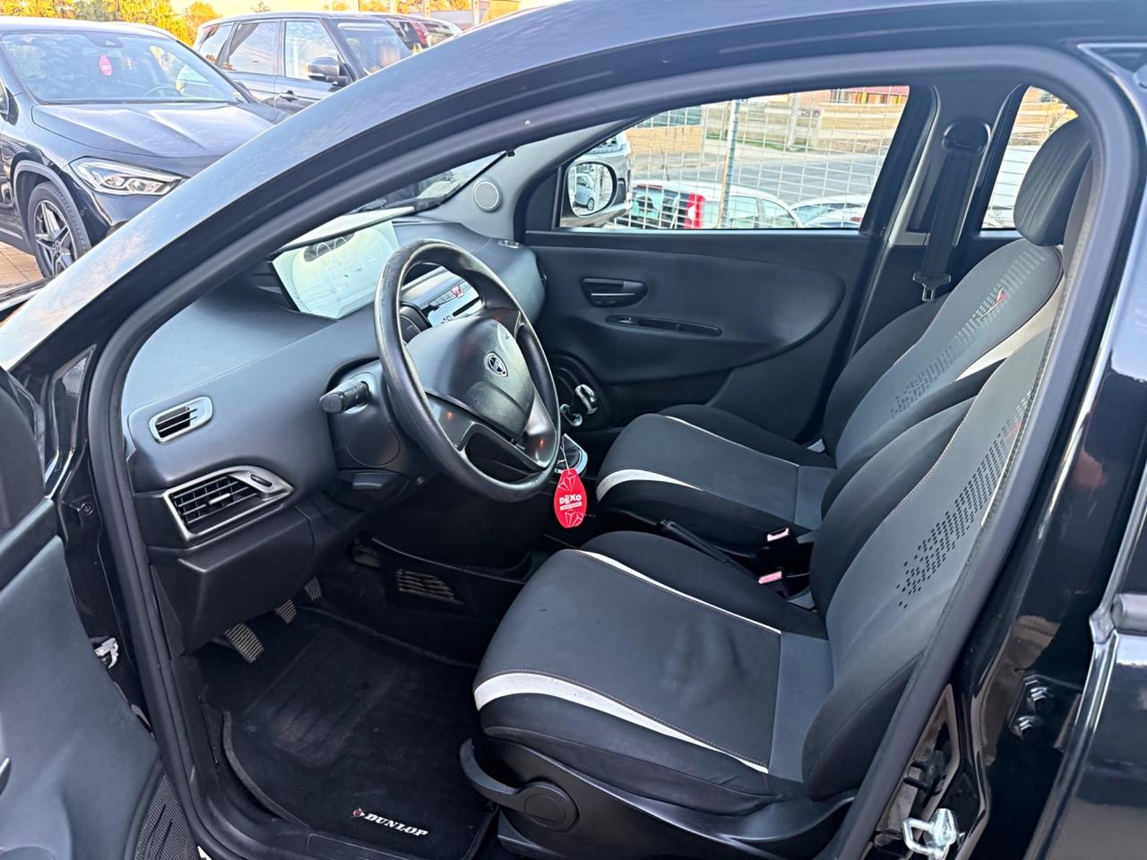 Lancia Ypsilon 0.9 TwinAir 85 CV 5 porte Metano Ecochic Silver