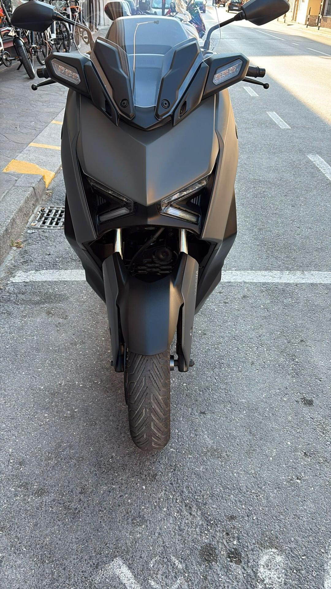 Yamaha X-Max 125 colorazione Tech Kamo