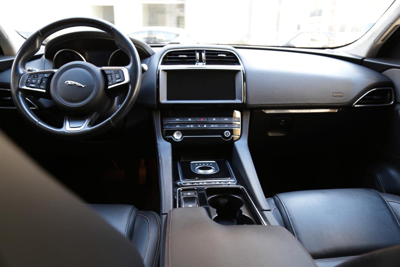 Jaguar F-Pace 2.0 D 180 CV AWD aut. Chequered Flag