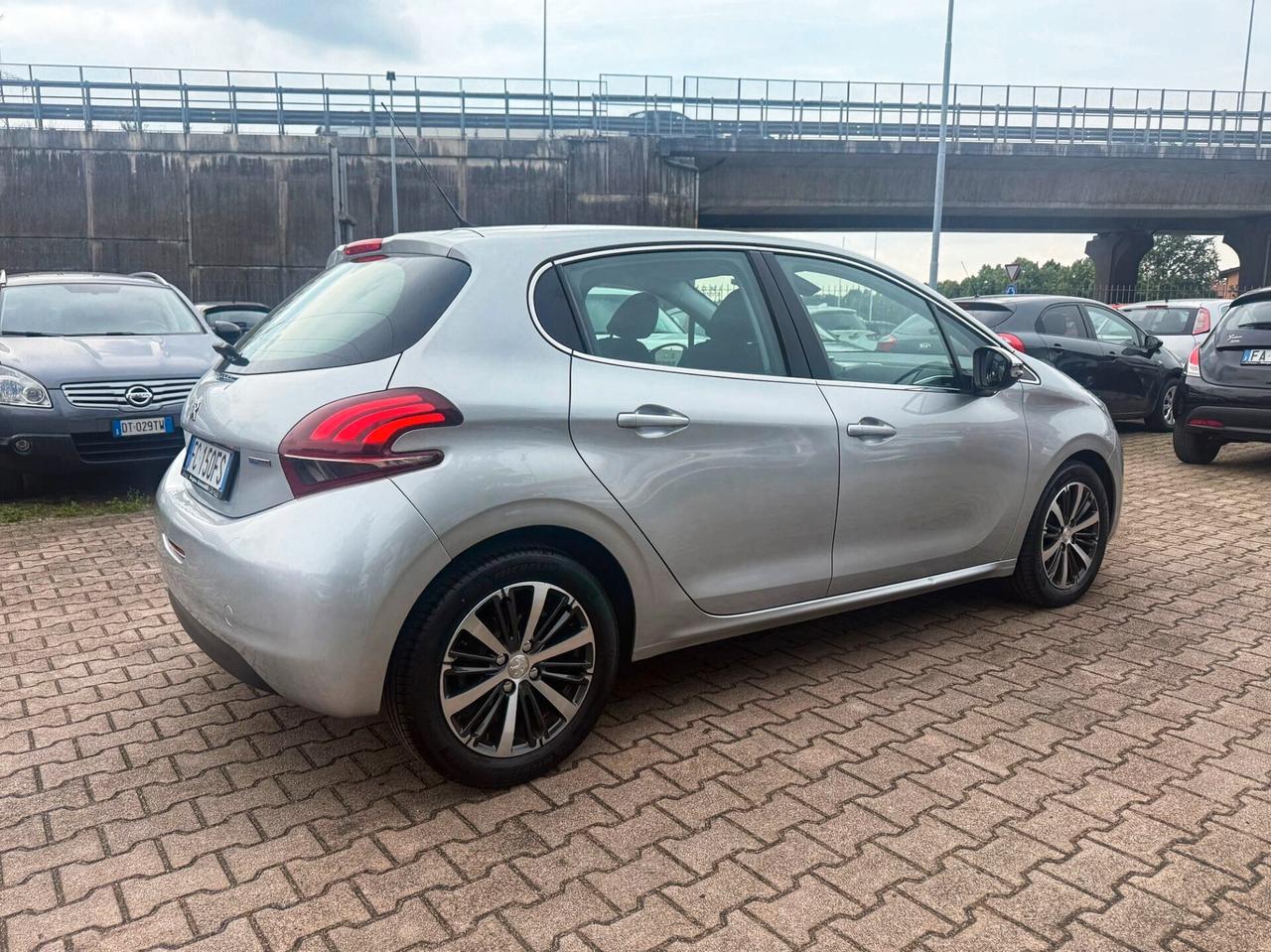 Peugeot 208 PureTech Turbo 110 EAT6 S&S 5 porte AUTOMATICA OK NEOPATENTATI