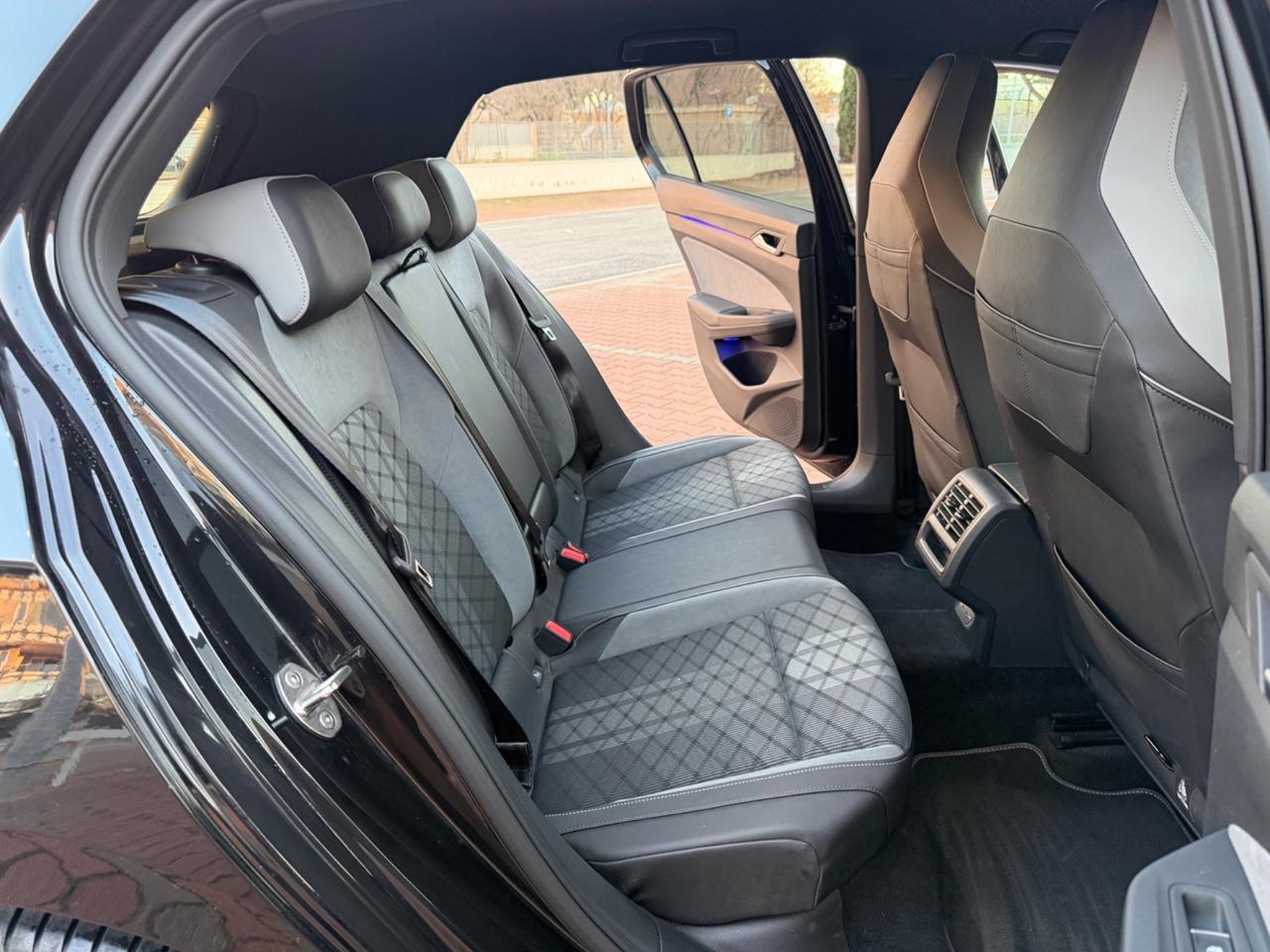 Volkswagen Golf 2.0 TDI DSG R-Line