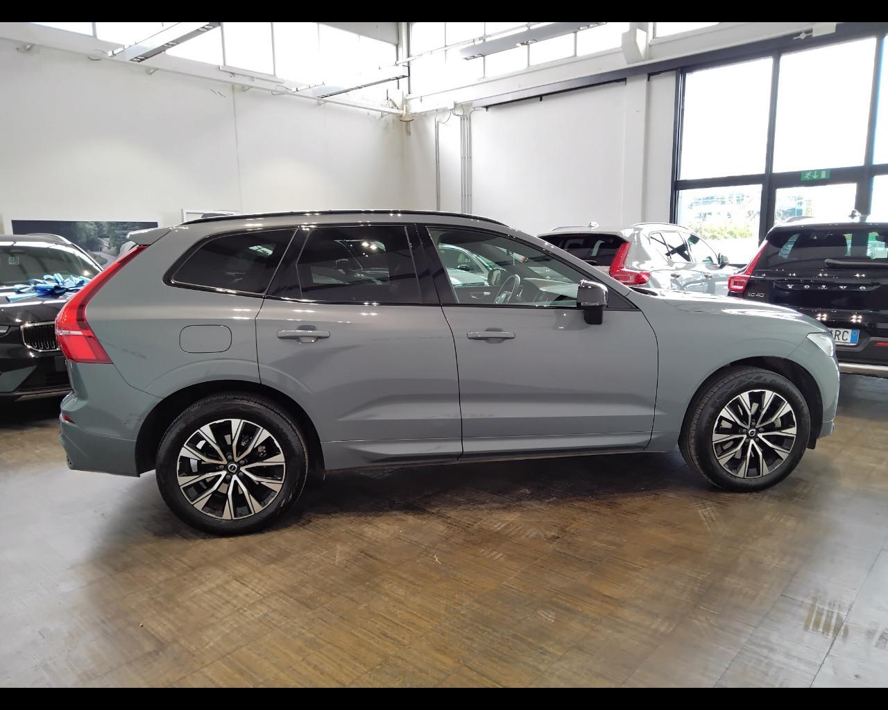 VOLVO XC60 II 2022 - XC60 2.0 b4 Plus Dark auto