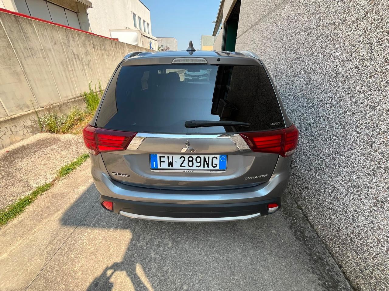 Mitsubishi Outlander 2.2 DI-D 4WD Instyle Plus SDA 7 posti
