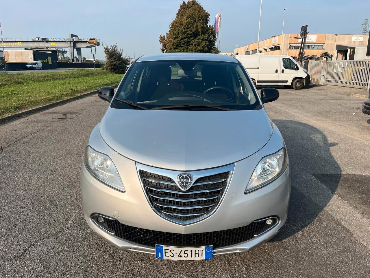 Lancia Ypsilon 0.9 TwinAir 85 CV 5 porte Metano Ecochic Silver