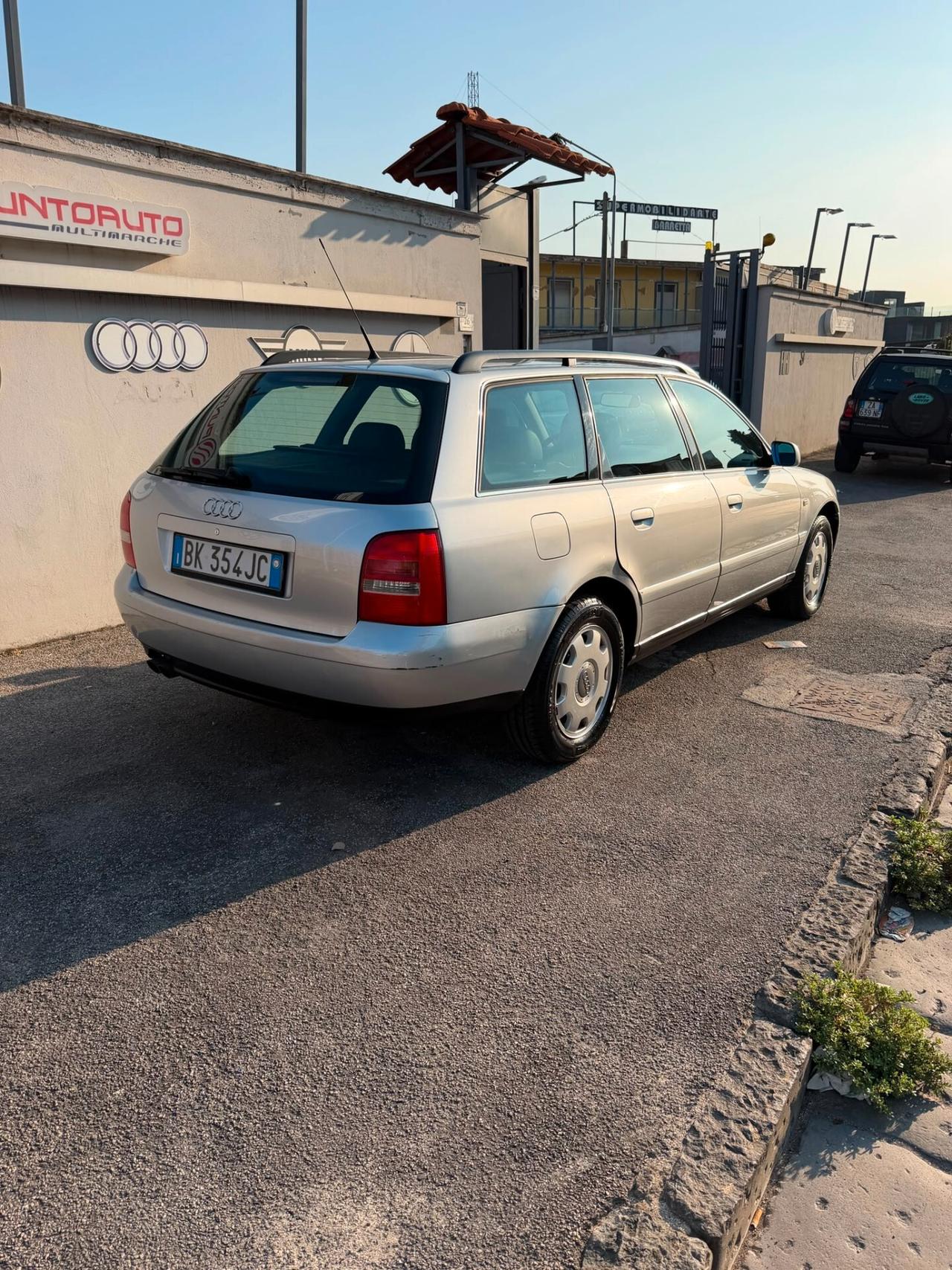 Audi A4 Avant 2.8 V6 quattro auto (5m)