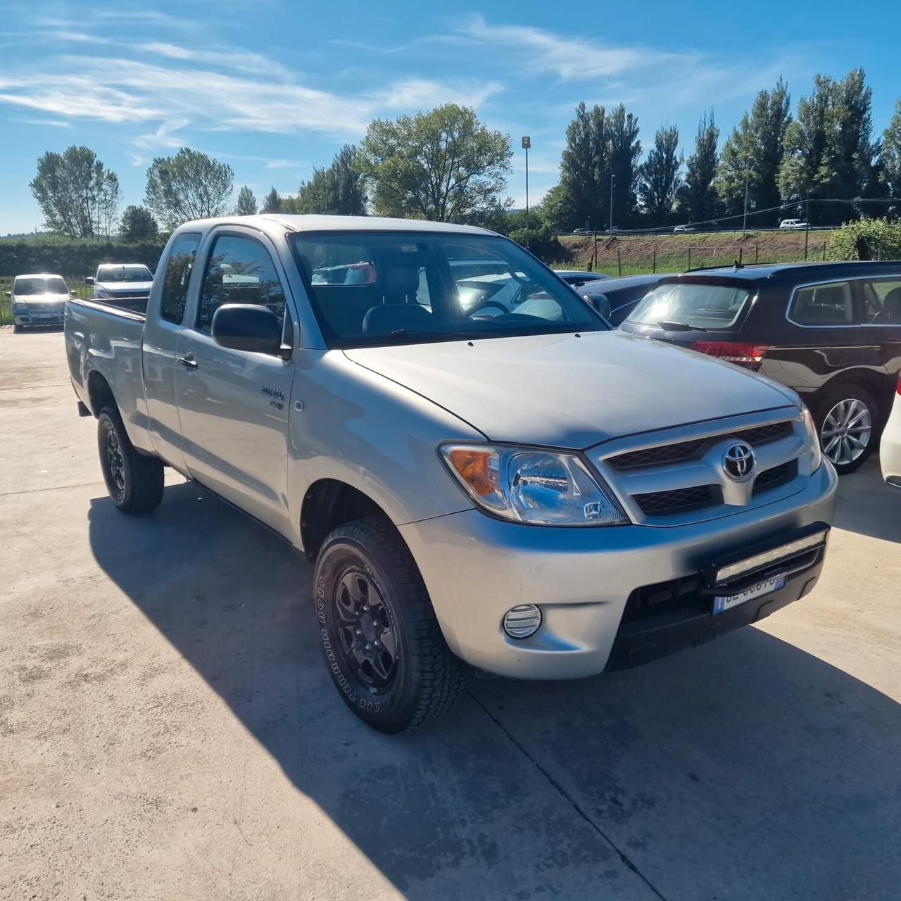 Toyota Hilux 2.5 D-4D 4WD 2p. Extra Cab SR GANCIO DI TRAINO