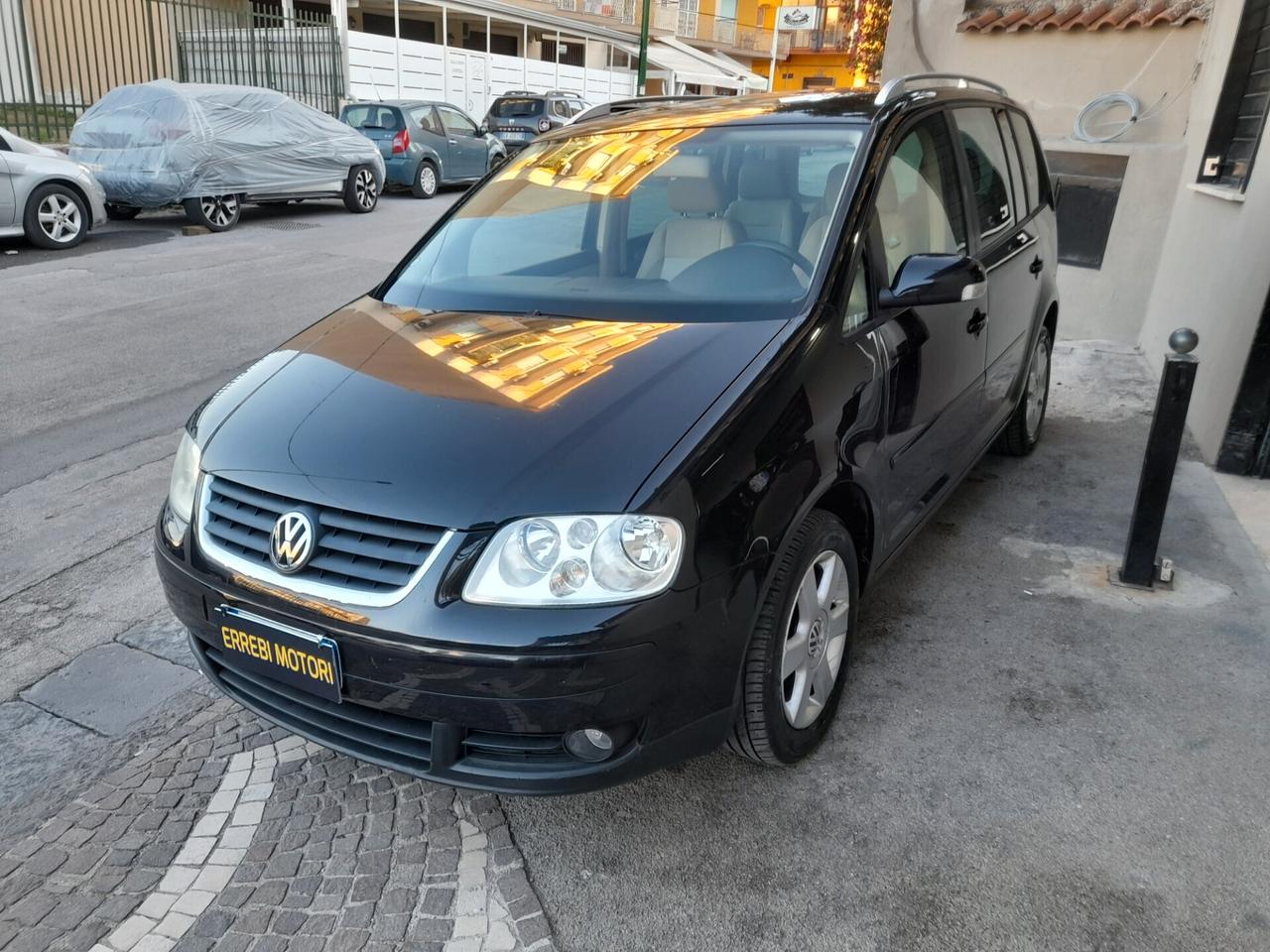 Volkswagen Touran 1.6 FSI Highline