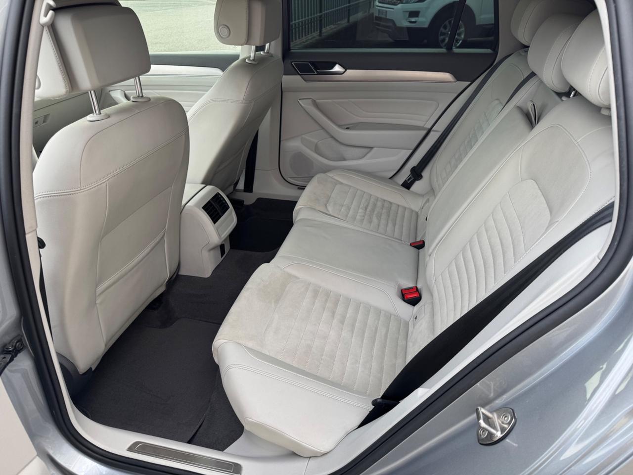Volkswagen Passat Variant 2.0 TDI SCR EVO DSG Executive R-Line EURO6D TEMP