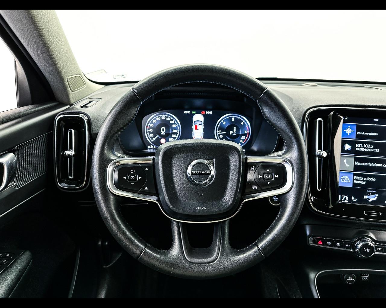 VOLVO XC40 (2017-->) - XC40 D3 AWD Geartronic Momentum