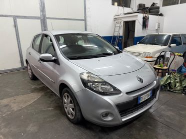 Renault Clio 1.2 con gancio traino e carrello compreso