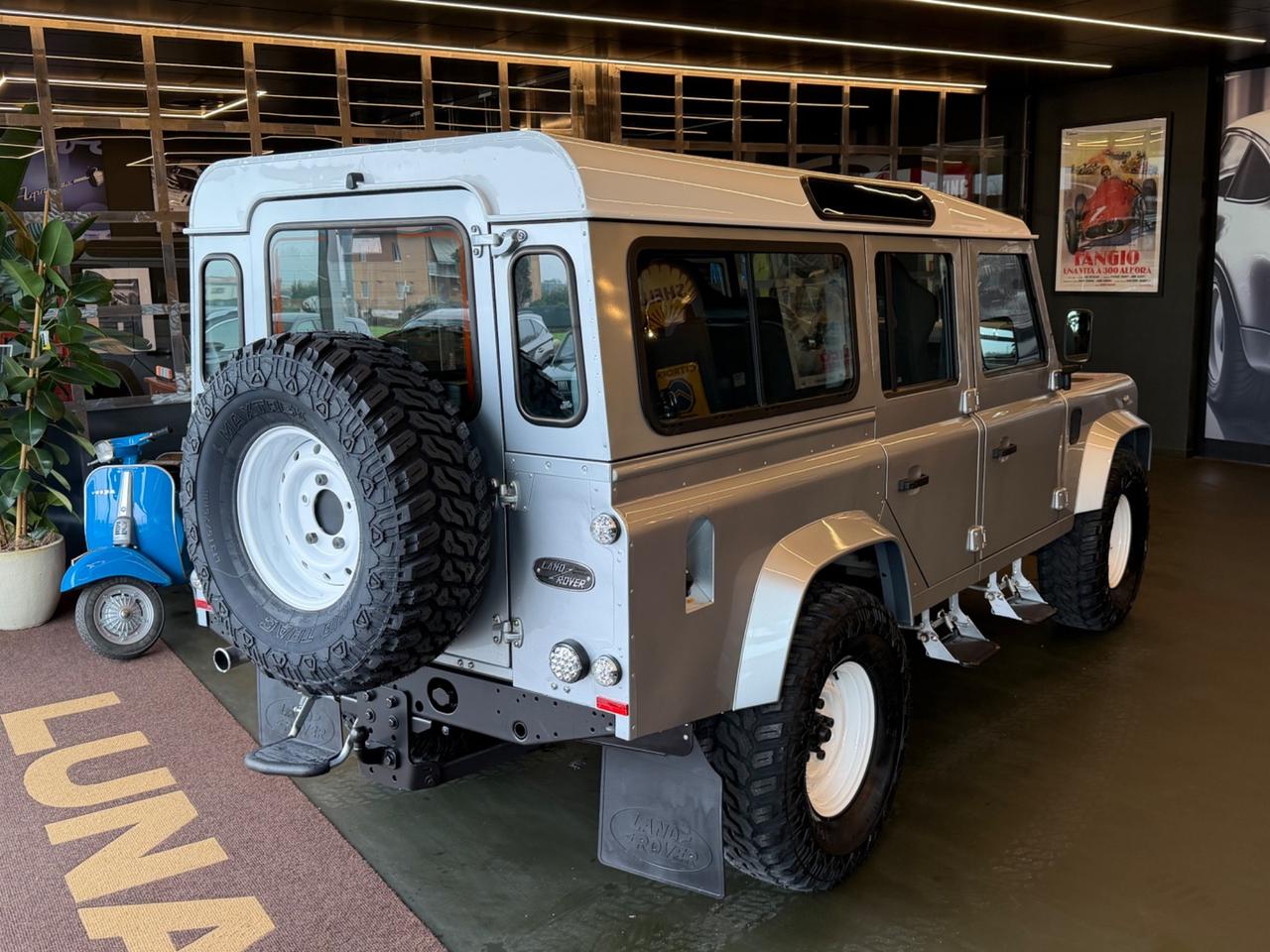 Land Rover Defender 110 2.4 TD4 Station Wagon SE