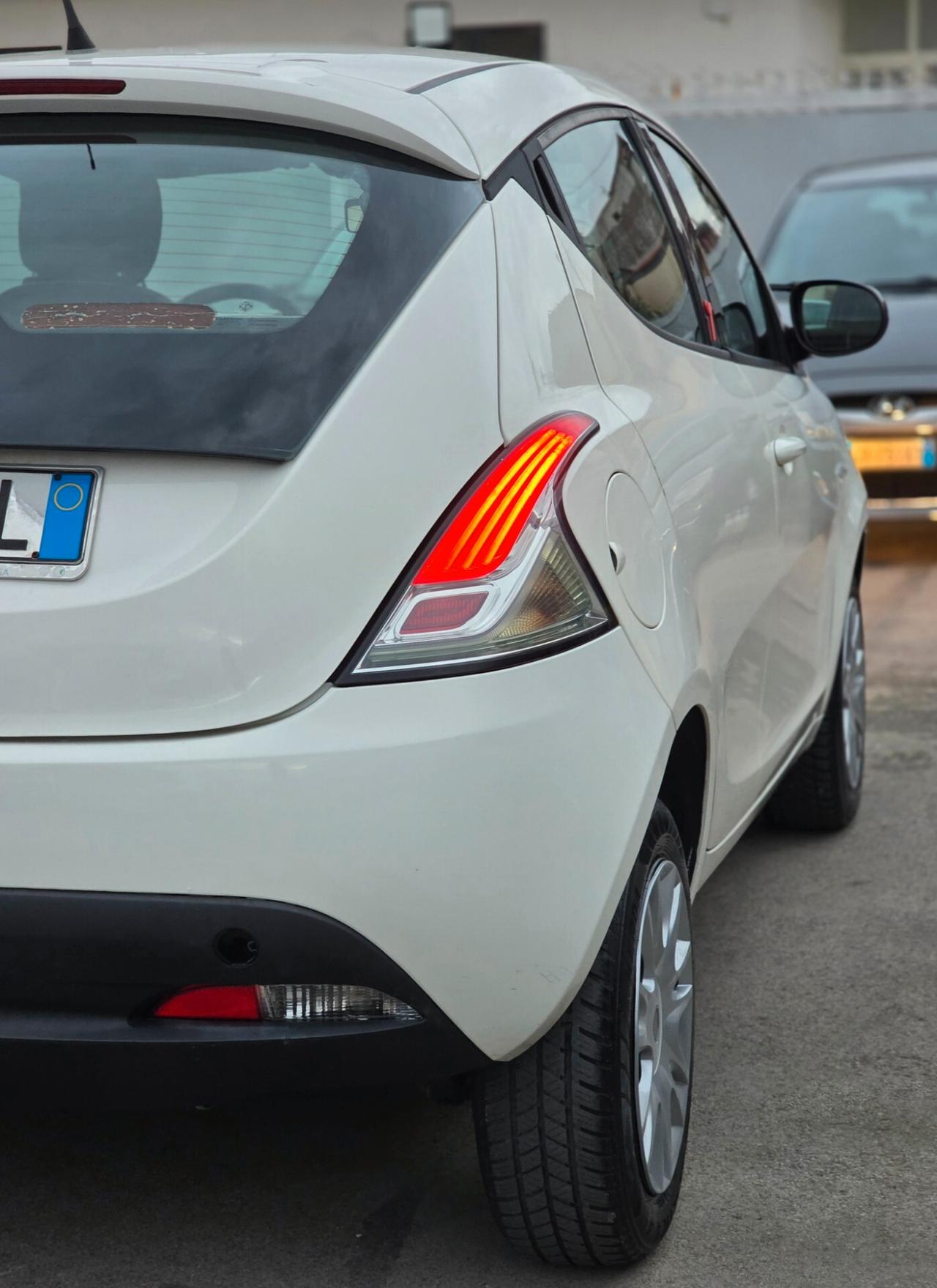 Lancia Ypsilon 0.9 TwinAir 85 CV 5 porte Metano Ecochic Elefantino