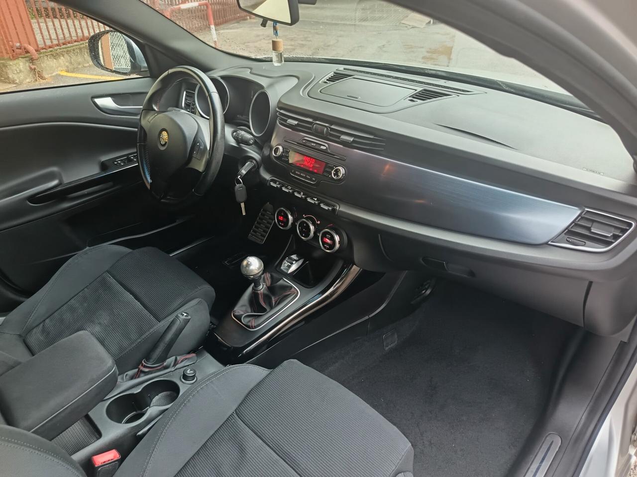 Alfa Giulietta 2.0 JTDm-2 140 CV Distinctive ok neo patente
