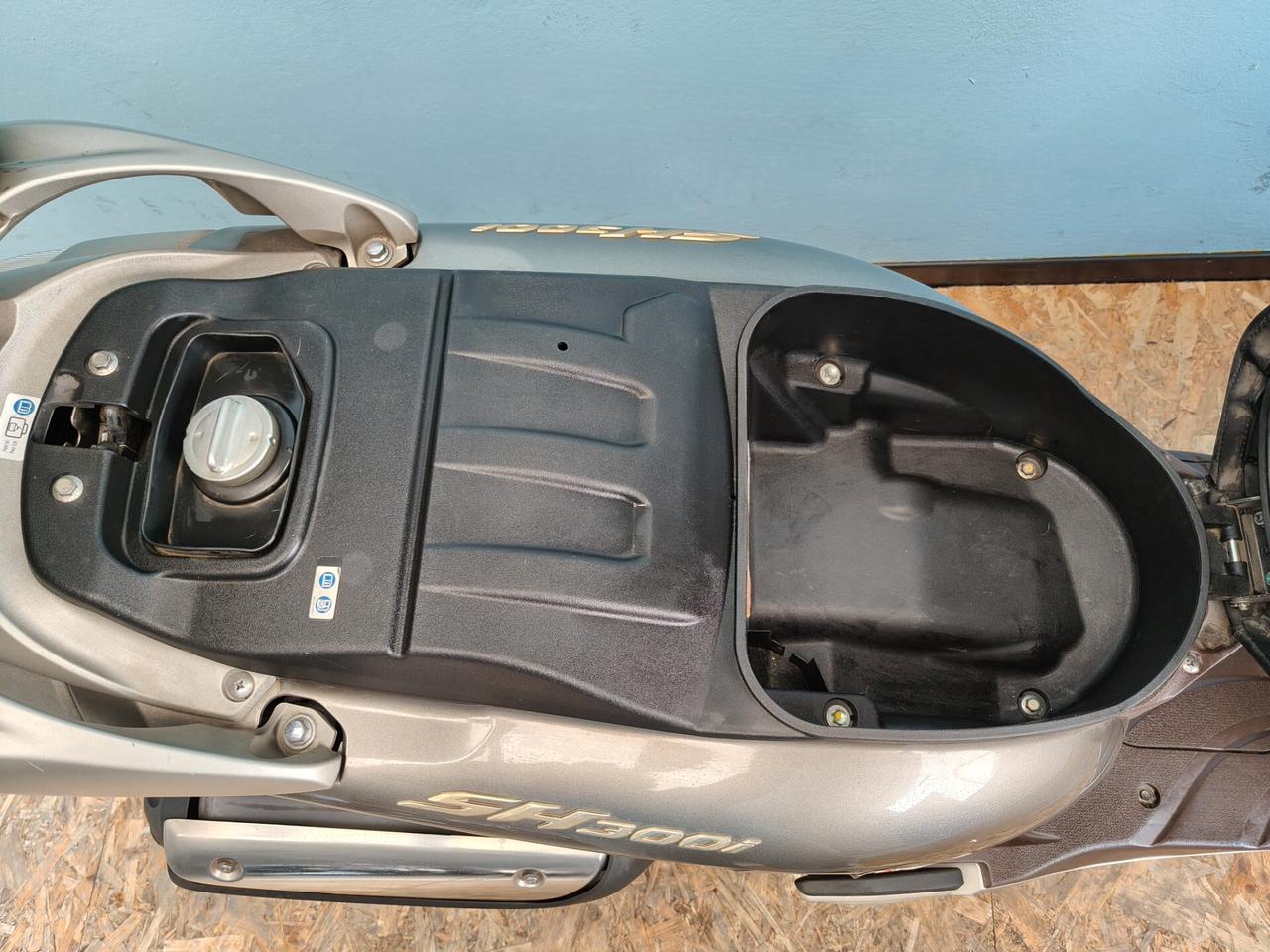 Honda SH 300 con parabrezza alto e bauletto