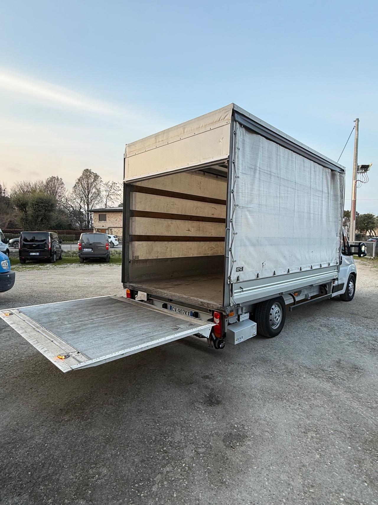 Fiat Ducato centinato con sponda idraulica