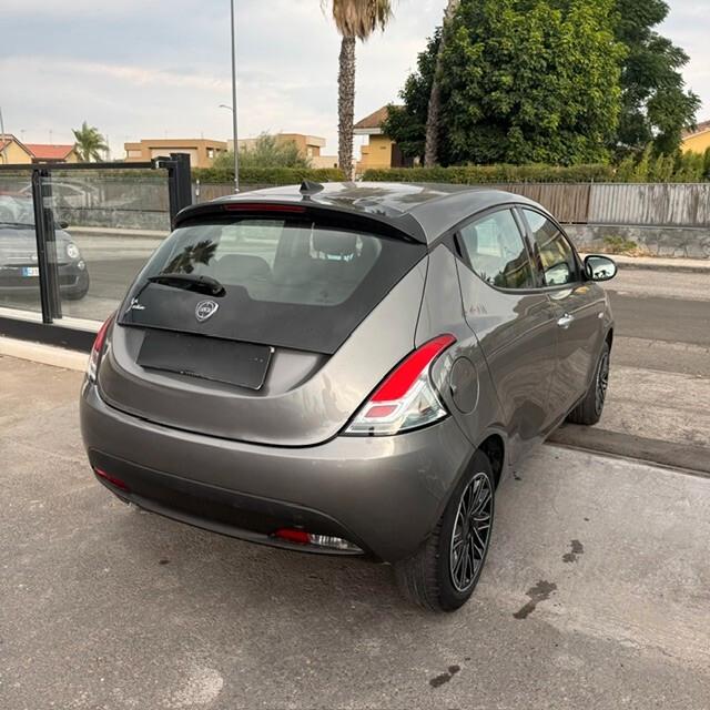Lancia Ypsilon 1.0 FireFly 5 porte S&S Hybrid Alberta Ferretti